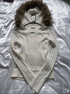 Hollister Cream Cable-Knit V-Neck Hoodie with Faux-Fur Trim